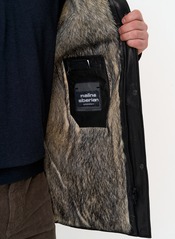 Мужская куртка с капюшоном на мехе из волка