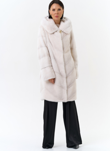 Светлая норковая шуба с капюшоном