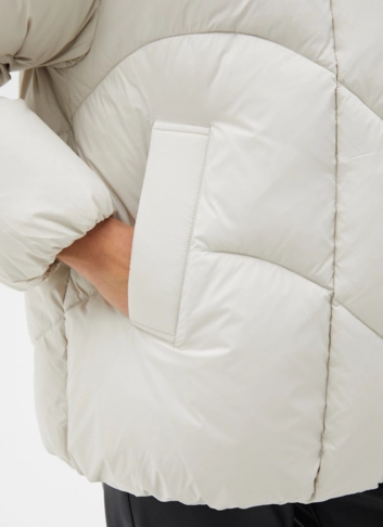 Женский светлый пуховик с капюшоном