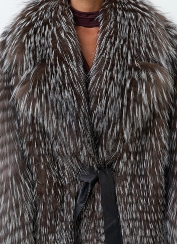 Женская шуба из меха чернобурой лисы фото