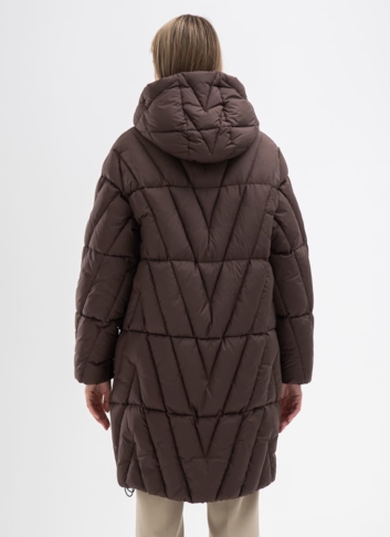 Женский пуховик коричневого цвета с капюшоном
