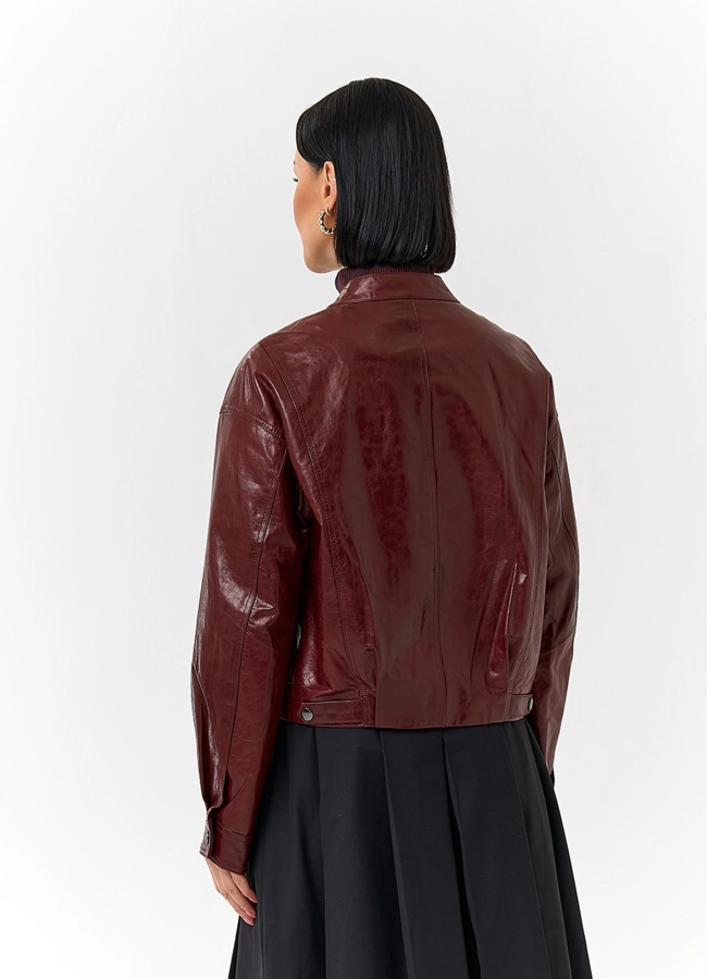 фото Куртка из натуральной кожи бордового цвета модель № 32845