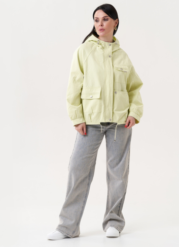 Светлая ветровка с капюшоном