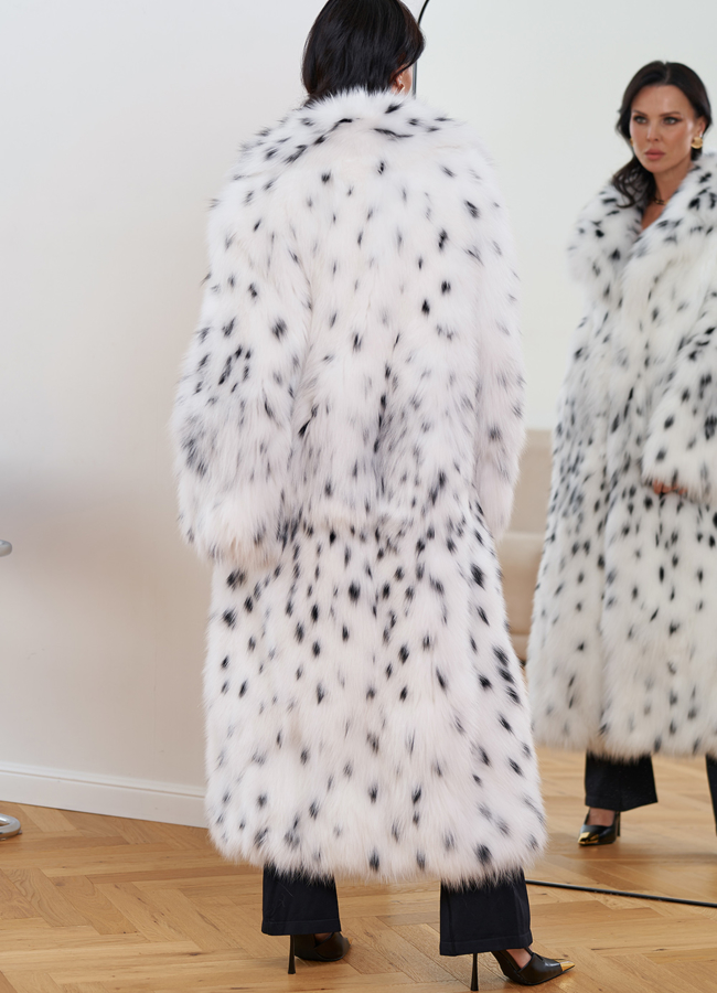 Женская длинная шуба из меха лисы белого цвета модель № 30636 в кредит