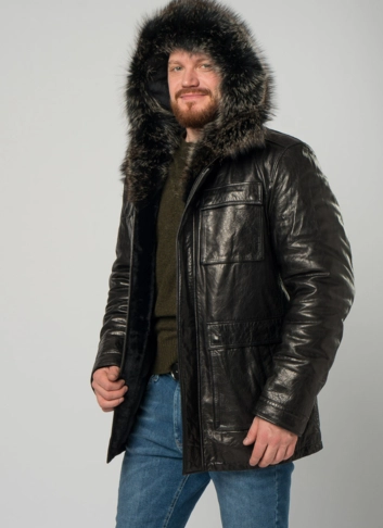 Мужской пуховик из натуральной кожи с капюшоном и отделкой из енота