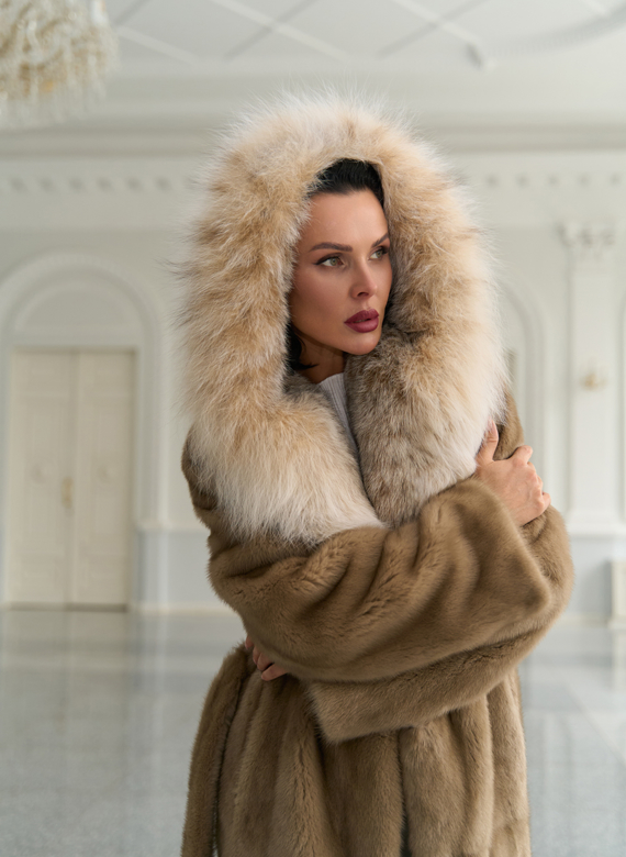 Женская шуба из меха норки с капюшоном из меха рыси