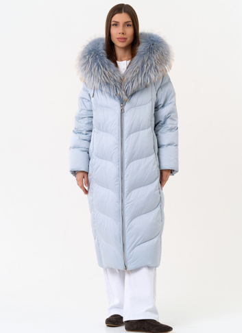 Женский пуховик голубого цвета с отделкой из меха лисы