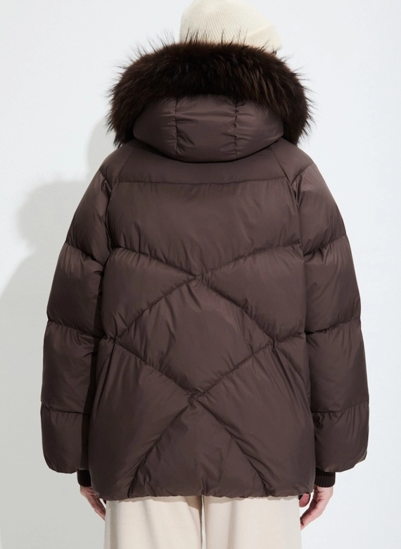 Женский пуховик с мехом енота на капюшоне фото