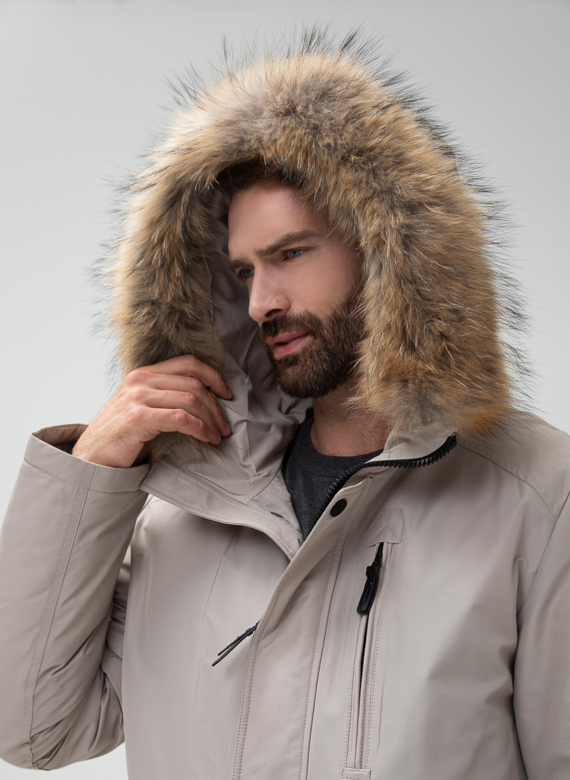 Мужской пуховик с капюшоном из меха енота