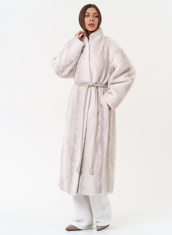 Светлое пальто из эко меха с поясом