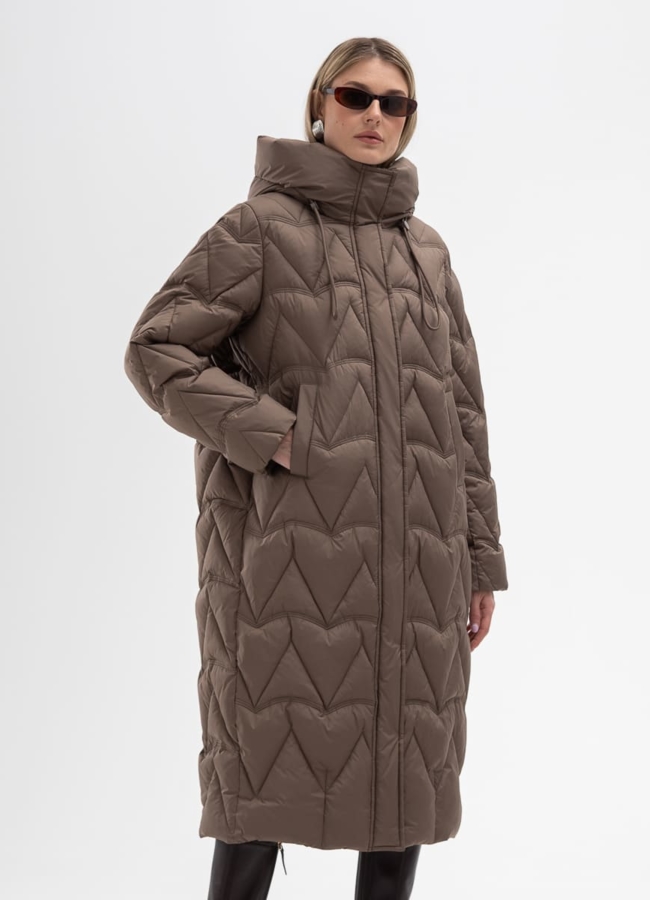 Женский пуховик коричневого цвета модель № 31137 меха малина