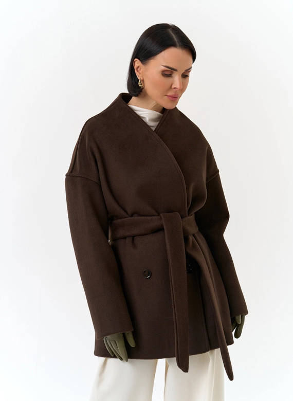Женское укороченное пальто с поясом фото